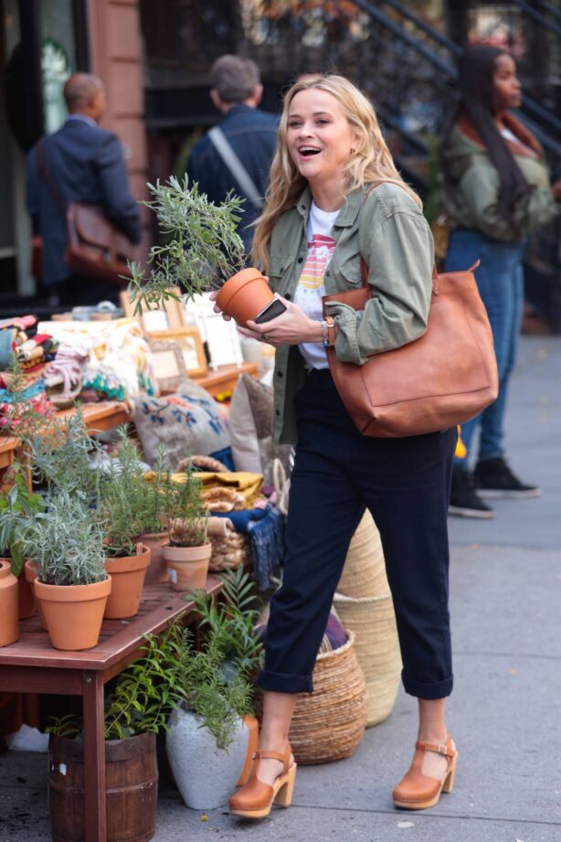 Reese Witherspoon - On the set of 'UNTITLED' show in New York