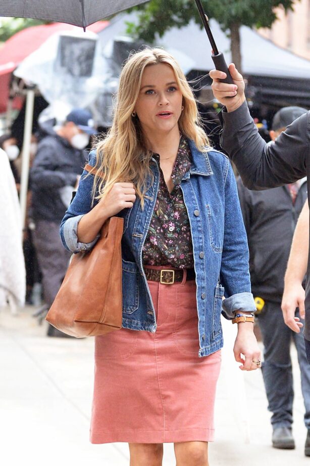 Reese Witherspoon - On the set of 'Your Place or Mine' in Brooklyn