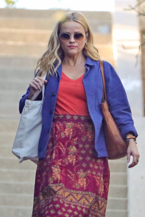Reese Witherspoon - On the set of 'Your Place or Mine' in Echo Park