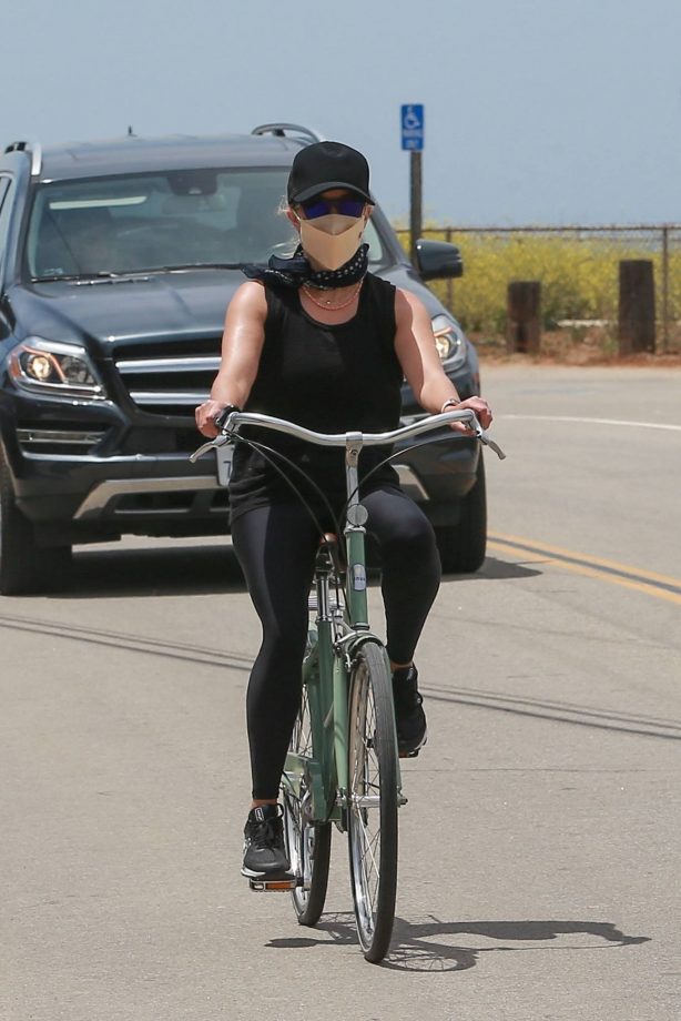 Reese Witherspoon - Out for a bike ride at the beach in Malibu