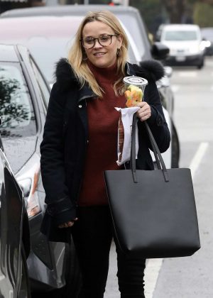 Reese Witherspoon - Out for breakfast at Le Pain Quotidien in Brentwood
