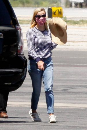 Reese Witherspoon - Returning from a family vacation in Los Angeles
