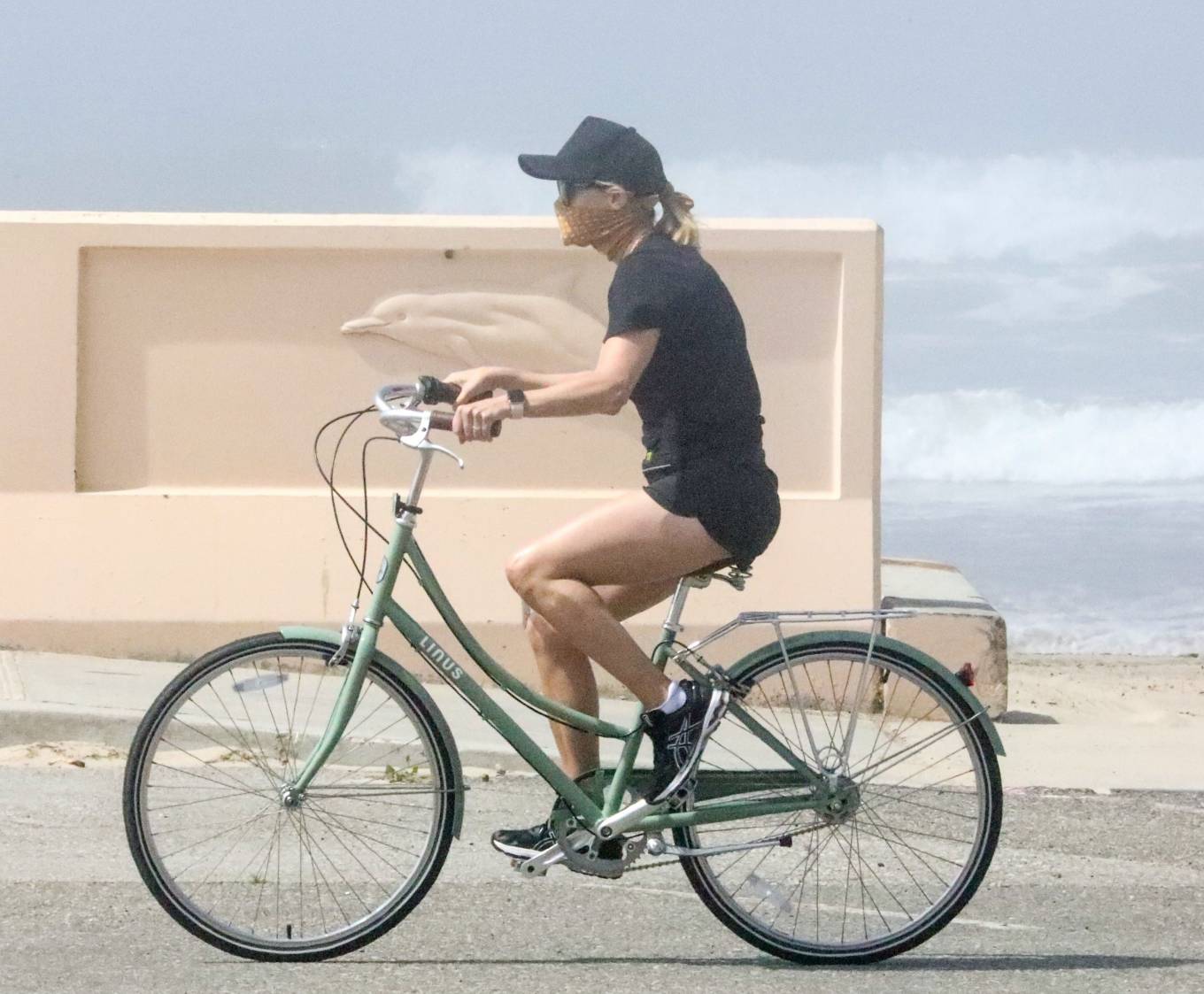 Reese Witherspoon â€“ Riding a bicycle while her husband jog