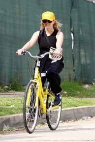 Reese Witherspoon - Riding a bike in Pacific Palisades