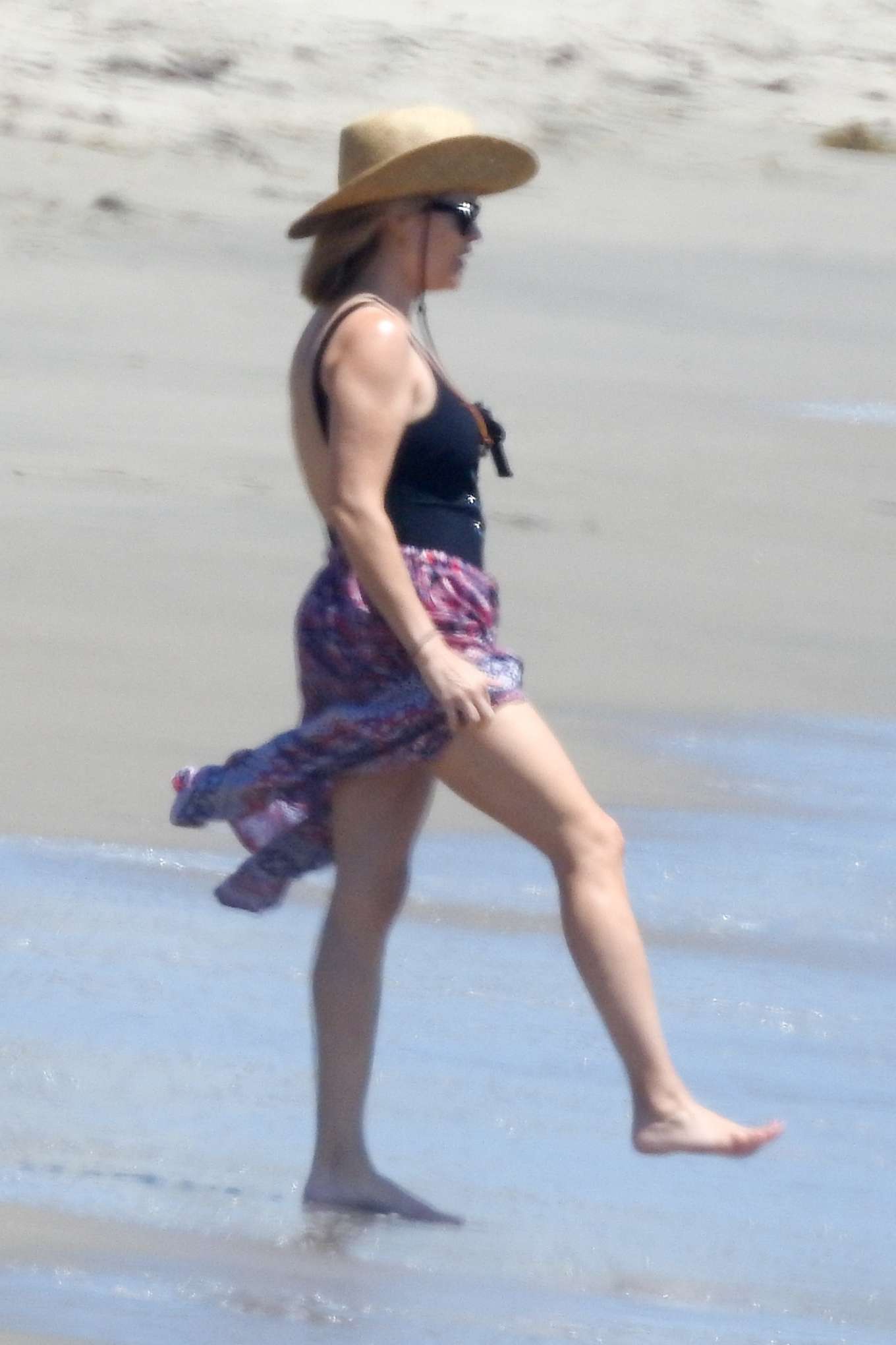 Reese Witherspoon â€“ Seen At The Beach In Malibu