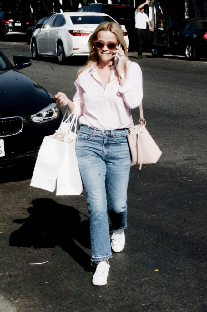 Reese Witherspoon - Shopping on Melrose Place in Los Angeles