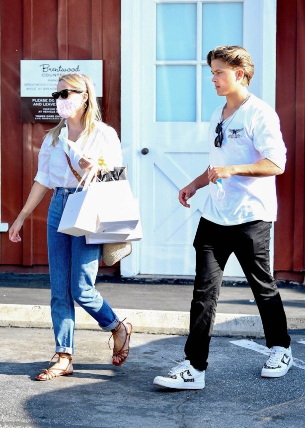 Reese Witherspoon - Spotted with her older son Deacon at the Brentwood Country Mart