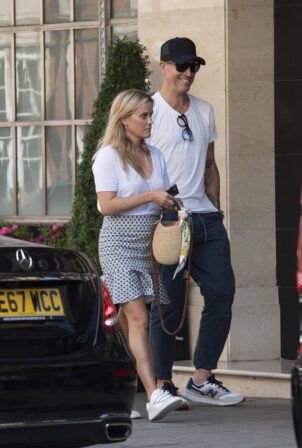 Reese Witherspoon - Steps out in London