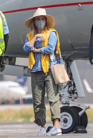 Reese Witherspoon - Takes her boys on a private jet in Van Nuys