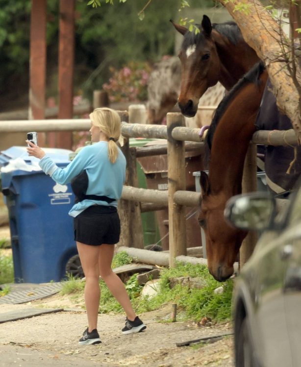 Reese Witherspoon - Taking selfies with local horses in Los Angeles