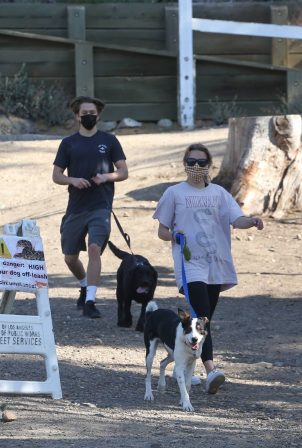 Reese Witherspoon - With Ava Elizabeth Phillippe out for a morning hike with dogs in Brentwood