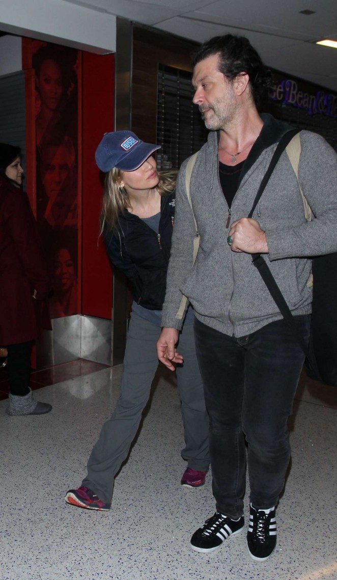 Renee Zellweger - Arrives at LAX Airport in LA
