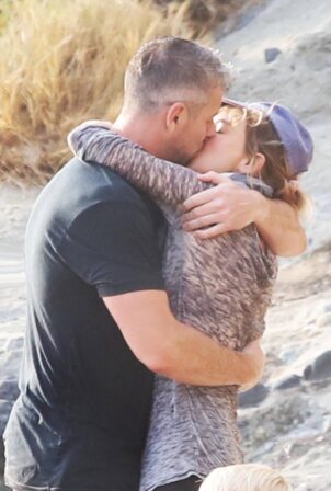 Renee Zellweger - Passionately kisses new boyfriend Ant Anstead in Laguna Beach