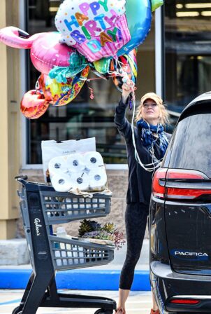 Renee Zellweger - Shops for Birthday balloons in Laguna Beach.
