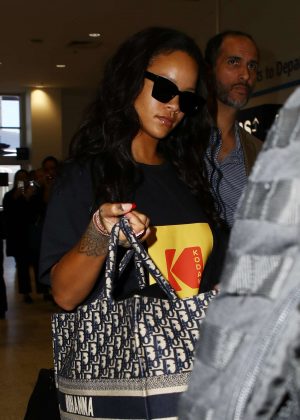 Rihanna - Arrives in Sydney