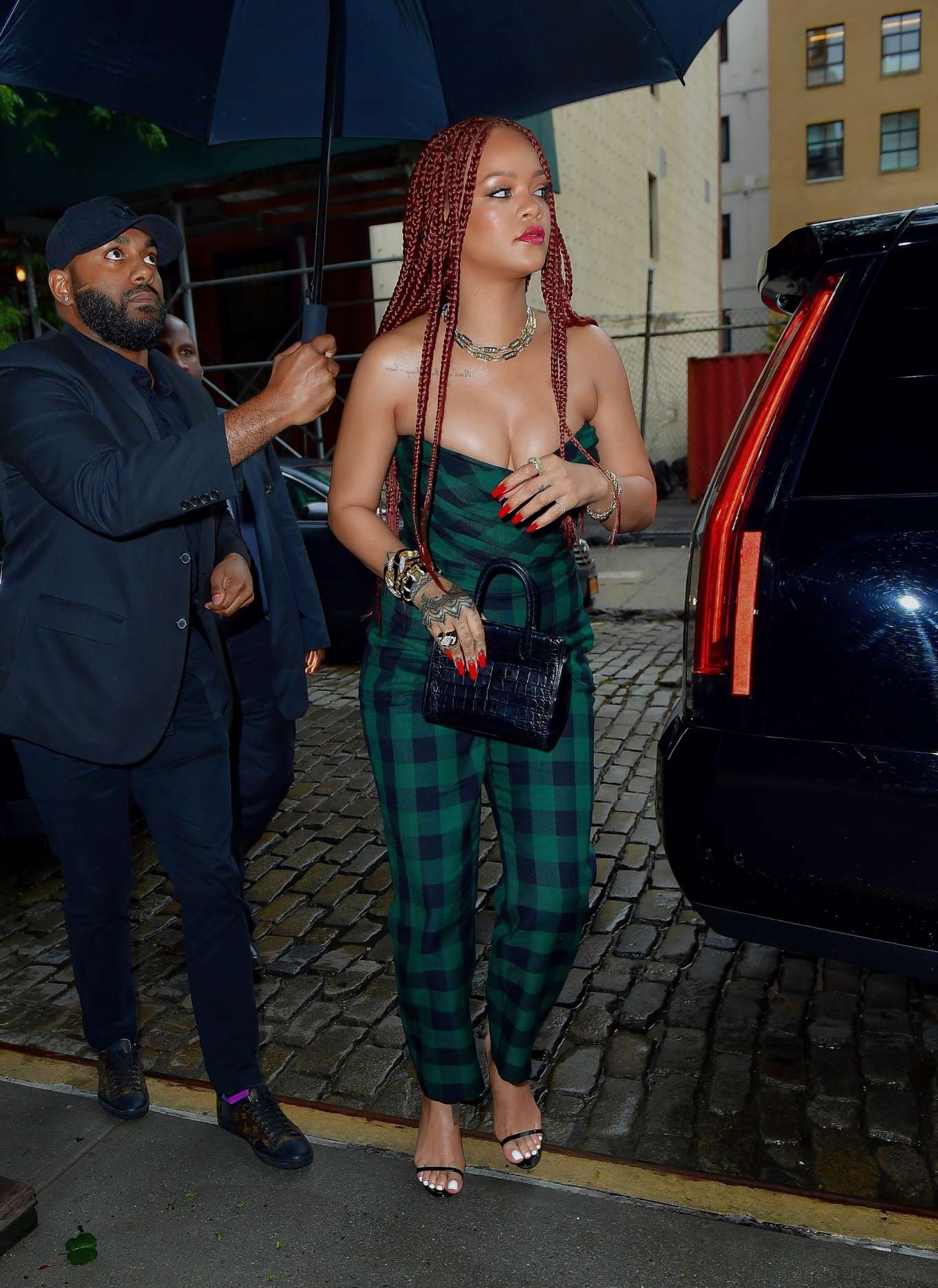Rihanna â€“ Arriving at â€˜Late Night with Seth Meyersâ€™ in New York