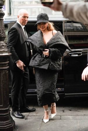 Rihanna - Arriving at Siena restaurant during Paris Fashion Week