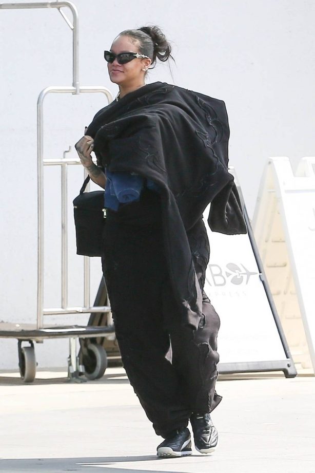 Rihanna - Arriving at the private airport at LAX in Los Angeles