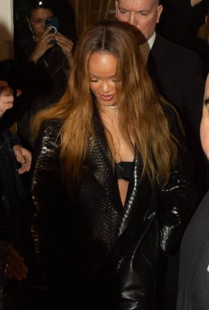 Rihanna - Exits the siena restaurant in Paris