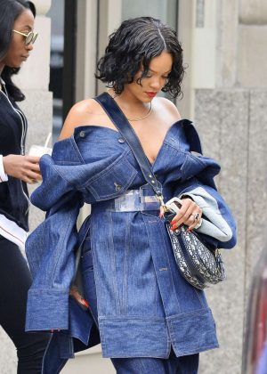 Rihanna - Leaves Her Apartment in New York