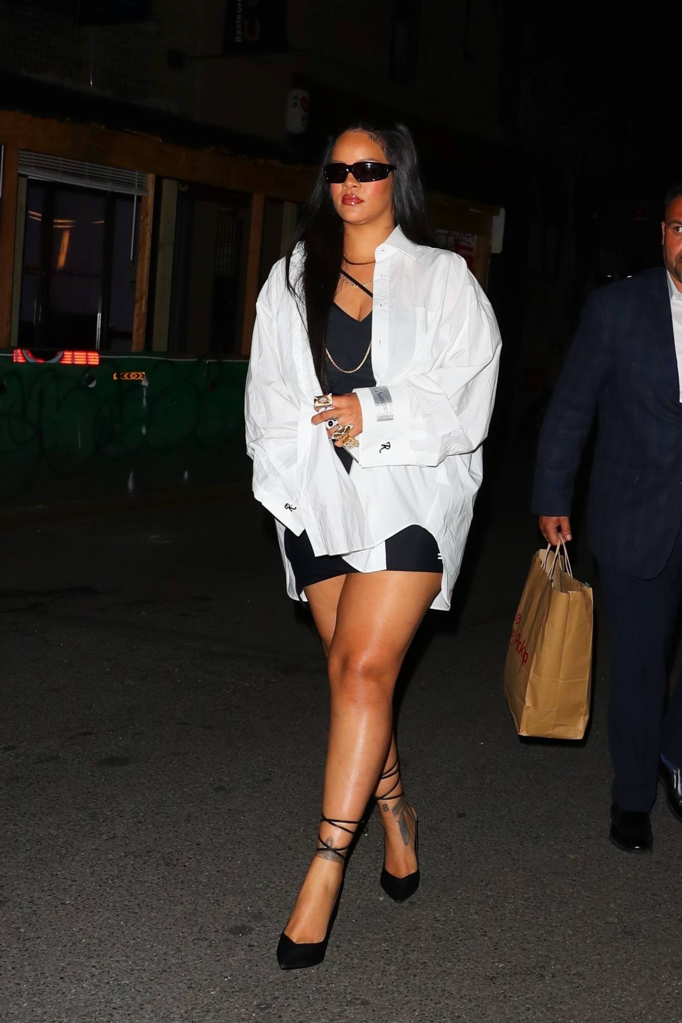 Rihanna 2022 : Rihanna – Out for dinner in New York-09