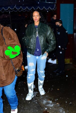 Rihanna - Out in the snowy NYC