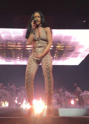 Rihanna - Performs at Anti World Tour in San Diego