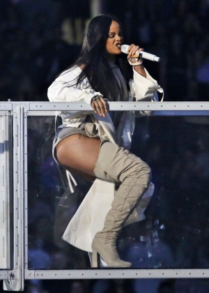 Rihanna Performs in Vancouver