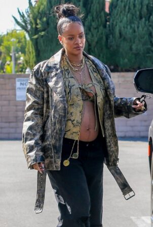 Rihanna - Shows her baby bump while out for lunch in Beverly Hills