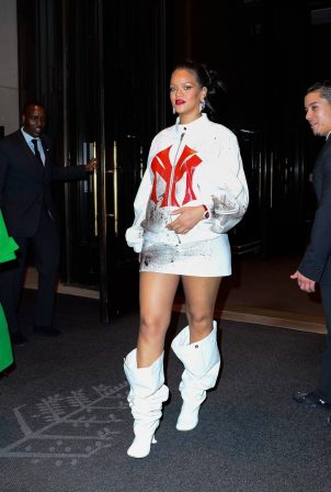 Rihanna - Steps out to dinner in New York