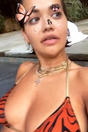 Rita Ora wear bikini in swimming pool
