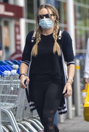 Rita Simons - Wearing mask while running errands without her wedding ring