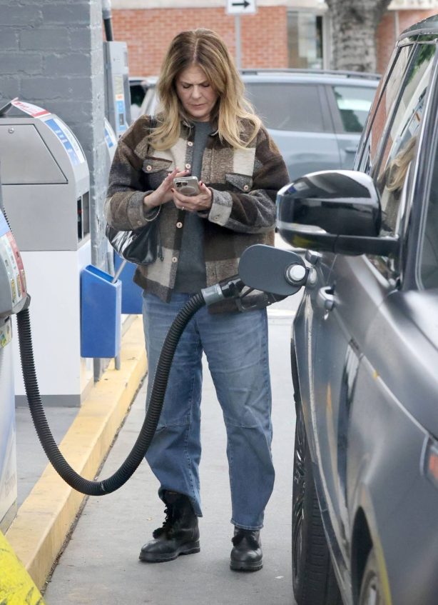 Rita Wilson - Makes a pit stop at a Brentwood gas station