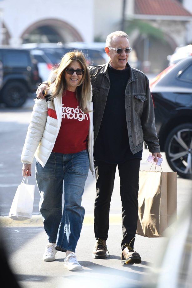 Rita Wilson - Shopping at Brentwood Country Mart