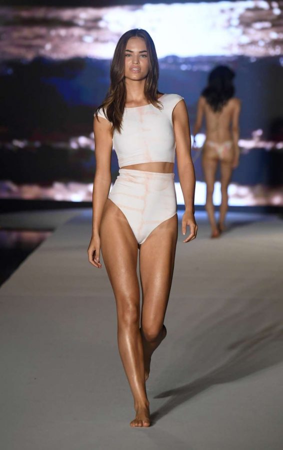 Robin Holzken - 2019 Sports Illustrated Swimsuit Runway Show in Miami