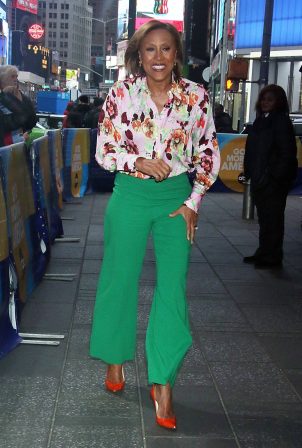 Robin Roberts - Arrives at Good Morning America in New York