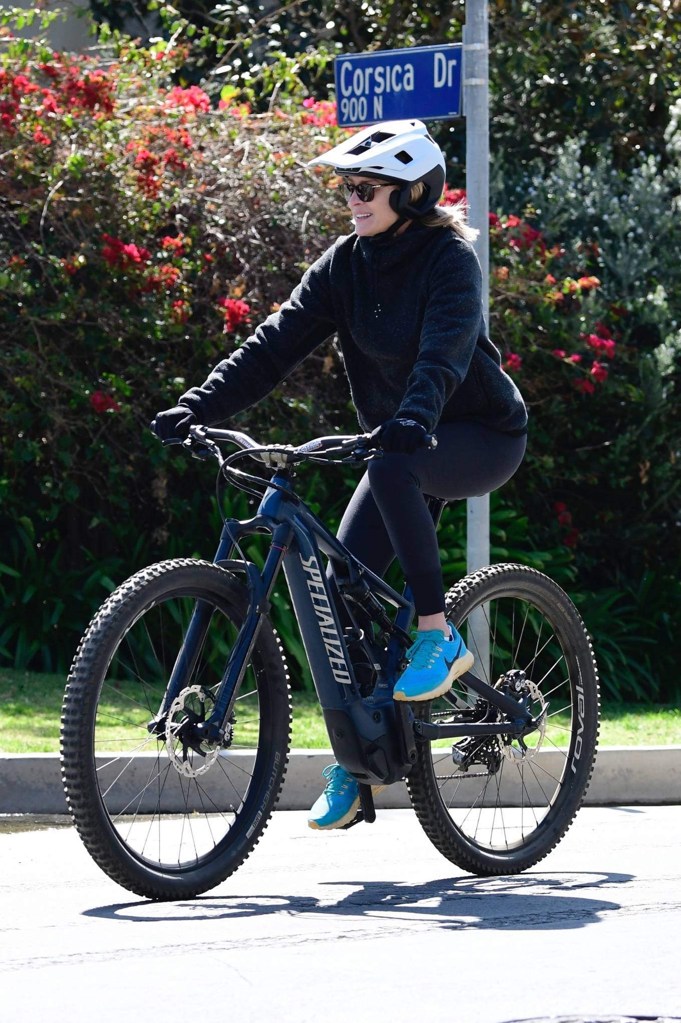 Robin Wright 2021 : Robin Wright – Bike ride in Brentwood-04