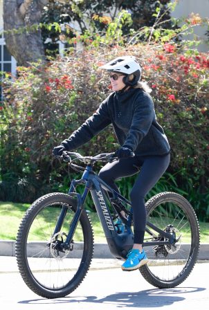 Robin Wright - Bike ride in Brentwood