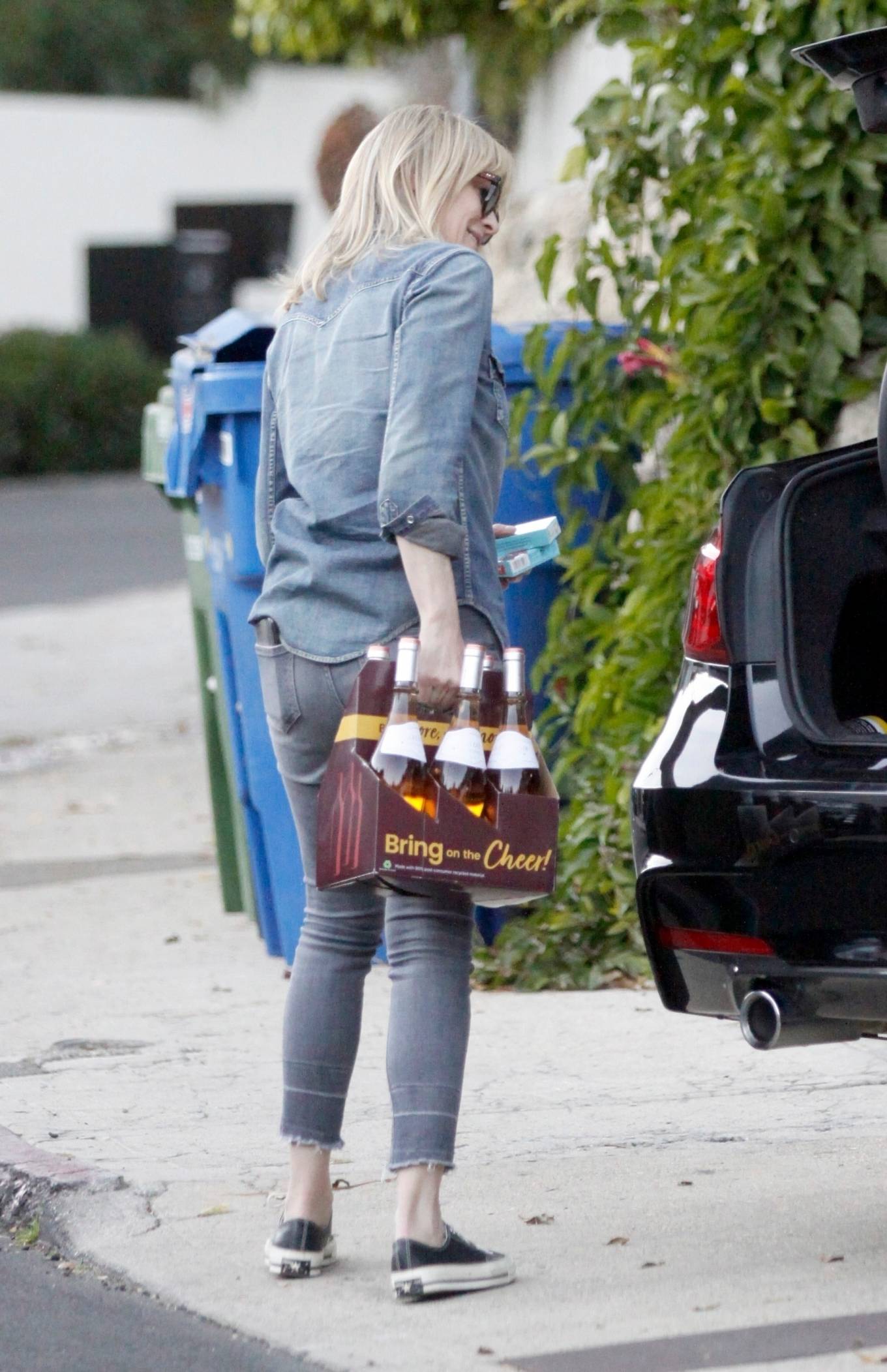 Robin Wright – Out to buy a six-pack of Rose wine in Los Angeles
