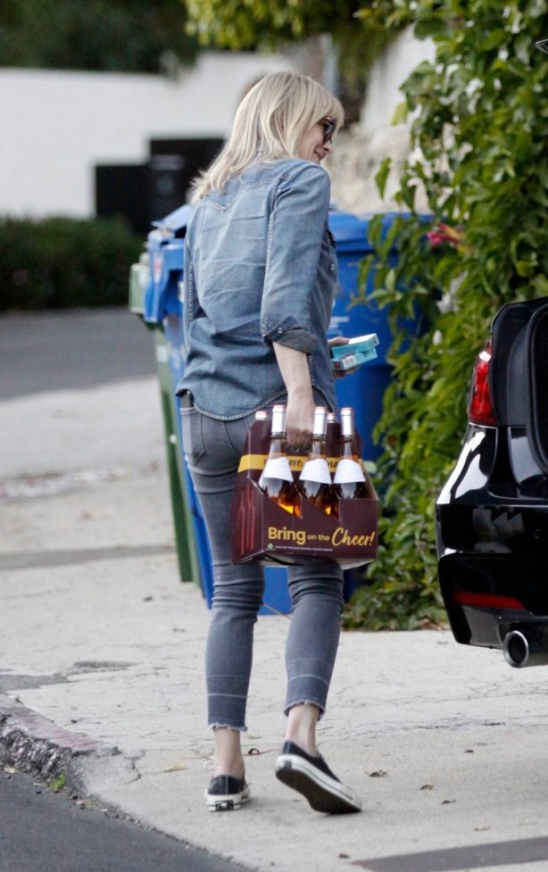 Robin Wright - Out to buy a six-pack of Rose wine in Los Angeles