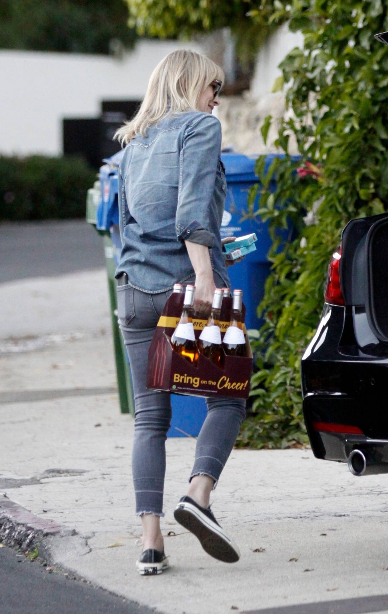 Robin Wright – Out to buy a six-pack of Rose wine in Los Angeles