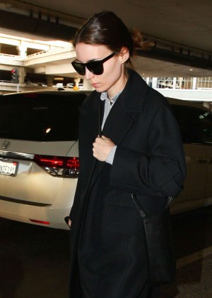 Rooney Mara - Arrives at LAX Airport in Los Angeles