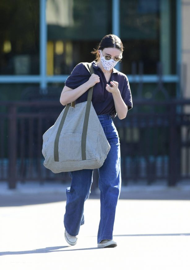 Rooney Mara - heading to a grocery store in Los Angeles