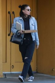 Rooney Mara - leaves a famous pizza spot in Hollywood