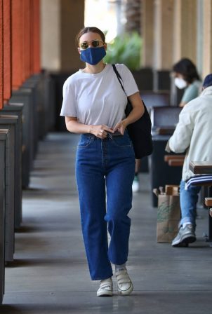 Rooney Mara - Shopping at grocery store in Los Angeles