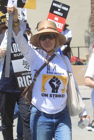 Rosanna Arquette - Seen at the SAG strike in Hollywood
