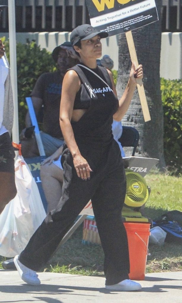 Rosario Dawson - Spotted supporting the SAG-AFTRA Strike in Hollywood