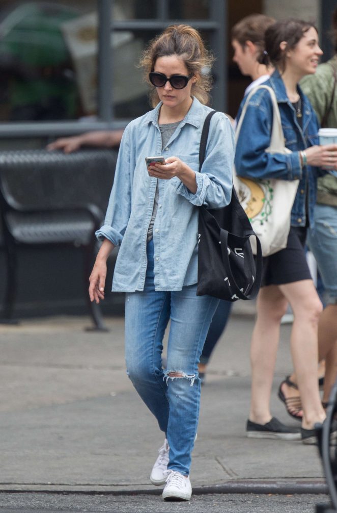 Rose Byrne in Jeans -04 – GotCeleb