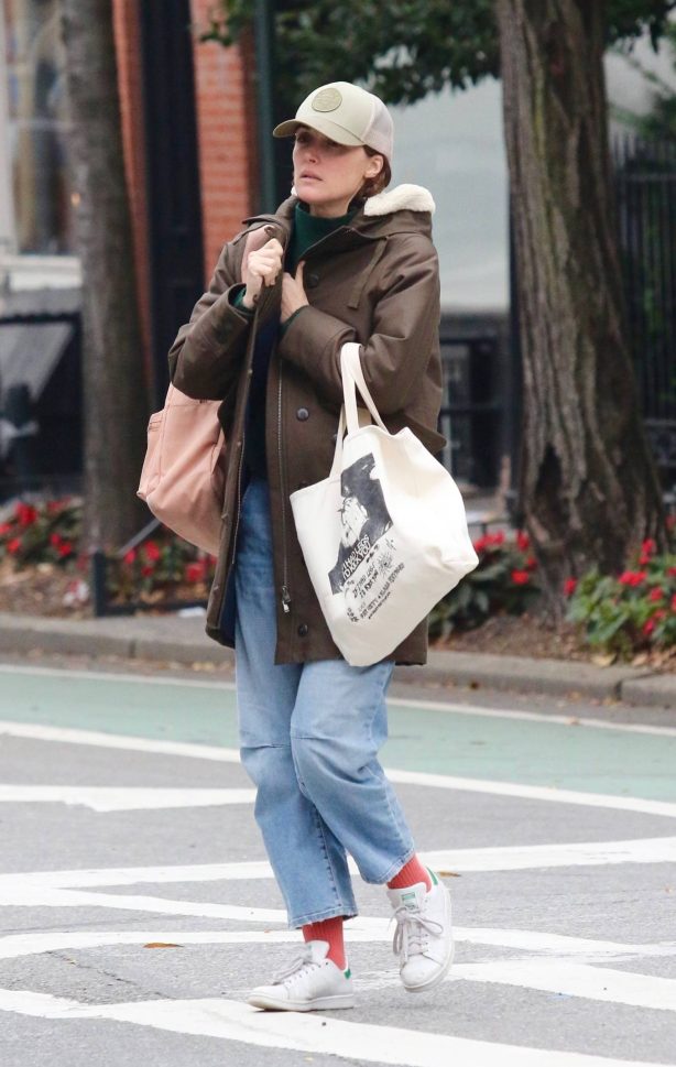 Rose Byrne - Seen during an morning stroll in NYC