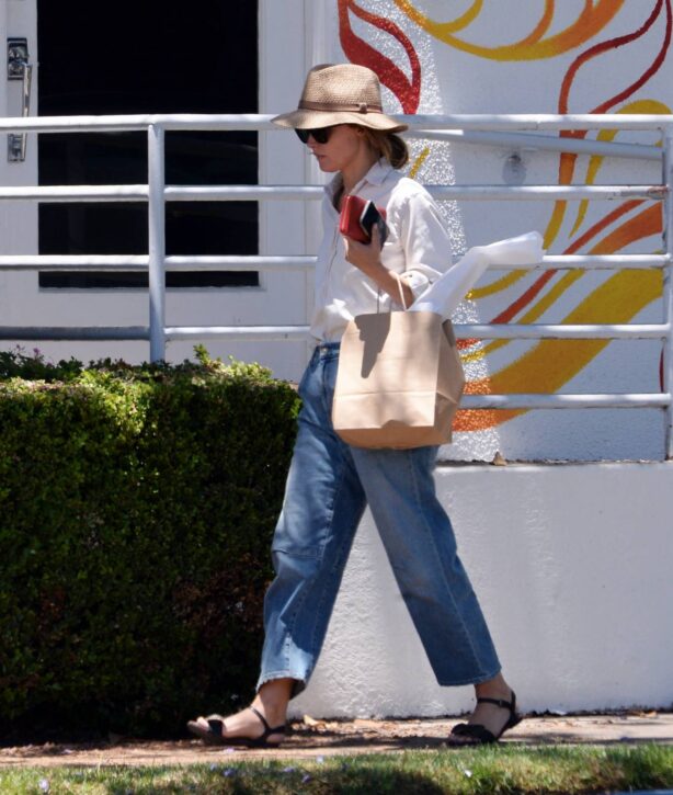 Rose Byrne - Shopping at McCall's Meat and Fish Co in Los Angeles